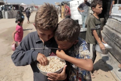 Trẻ em Palestine ăn thức ăn cứu trợ tại thành phố Khan Younis, Dải Gaza ngày 24/9/2024. (Ảnh: THX/TTXVN)