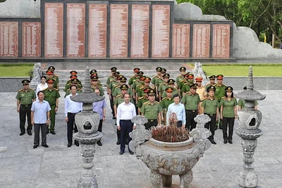 Lãnh đạo Bộ Công an và tỉnh Tuyên Quang dâng hương Chủ tịch Hồ Chí Minh và các Anh hùng liệt sĩ tại Khu di tích Nha Công an Trung ương.