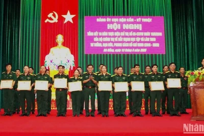 Lãnh đạo Cục Hậu cần-Kỹ thuật khen thưởng các tập thể và cá nhân có thành tích xuất sắc trong thực hiện Chỉ thị 05. (Ảnh: ĐÌNH TĂNG)