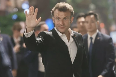 Tổng thống Pháp Emmanuel Macron vẫy chào người dân Thủ đô. (Ảnh: TTXVN)