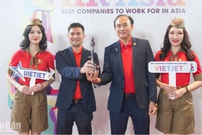 Phó Tổng giám đốc Vietjet Tô Việt Thắng (thứ 2 từ phải sang) đại diện Vietjet nhận giải thưởng Nơi làm việc tốt nhất châu Á 2024.