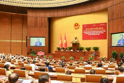 Quang cảnh lễ ra mắt cuốn sách tại Nhà Quốc hội.