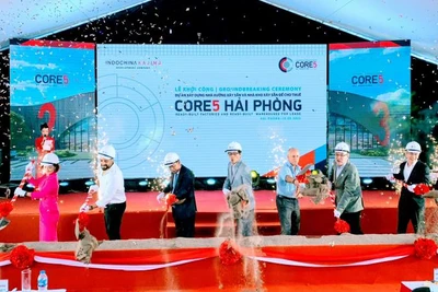 Các đại biểu thực hiện nghi thức khởi công dự án Core5 tại Hải Phòng.