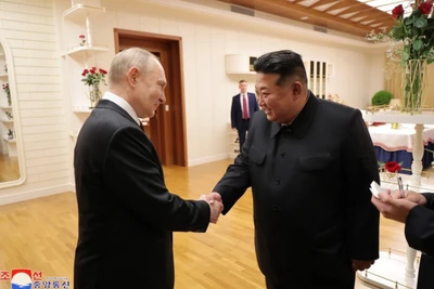 Nhà lãnh đạo Triều Tiên Kim Jong-un (phải) và Tổng thống Nga Vladimir Putin tại cuộc gặp ở Bình Nhưỡng ngày 19/6/2024. Ảnh: Yonhap/TTXVN.
