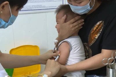 Tiêm vaccine phòng sởi tại Trung tâm Y tế quận Hoàn Kiếm, thành phố Hà Nội.