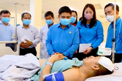 Cơ quan bảo hiểm xã hội thăm nạn nhân tai nạn lao động.