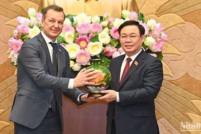 Chủ tịch Quốc hội Vương Đình Huệ trao tặng quà lưu niệm cho Phó Chủ tịch thứ nhất Hội đồng Liên bang Nga Andrey Yastkin. (Ảnh: DUY LINH)