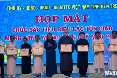 Lãnh đạo tỉnh trao bằng khen cho các cá nhân có nhiều đóng góp tích cực trong xây dựng khối đoàn kết dân tộc.