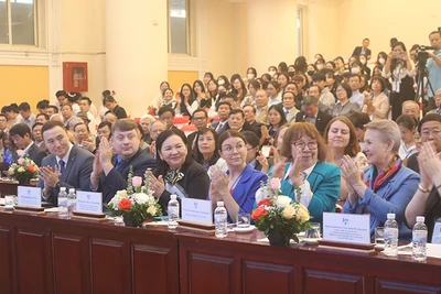 Các đại biểu dự Hội thảo.