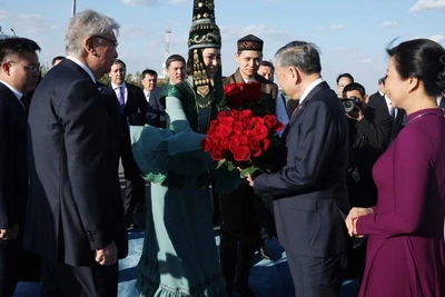 Lễ đón Tổng Bí thư Tô Lâm và Phu nhân tại Sân bay quốc tế Nursultan Nazarbayev, thủ đô Astana. (Ảnh: THỐNG NHẤT/TTXVN)