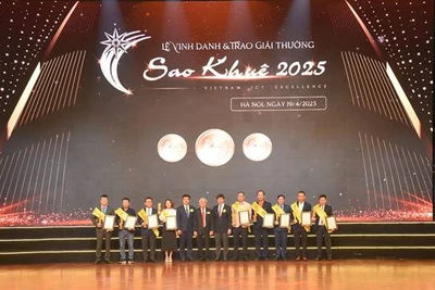 Đại diện VietinBank nhận Giải thưởng Sao Khuê 2025 cho ứng dụng VietinBank iPay Mobile (đầu tiên bên phải).