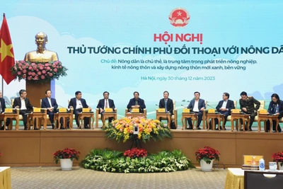 Thủ tướng Phạm Minh Chính và lãnh đạo các bộ, ban ngành đối thoại với nông dân.