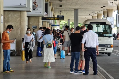 Nghỉ lễ dài ngày, các điểm du lịch khó tránh khỏi tình trạng đông đúc. 