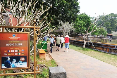 Các điểm di tích ở Việt Nam đã áp dụng nhiều công nghệ tiện lợi cho du khách quốc tế. (Ảnh: T.LINH) 