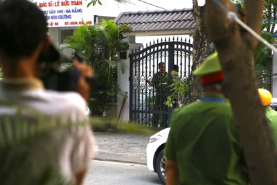 Lực lượng chức năng khám xét nơi làm việc của ông Hồ Văn Khoa. (Ảnh: Công an cung cấp)