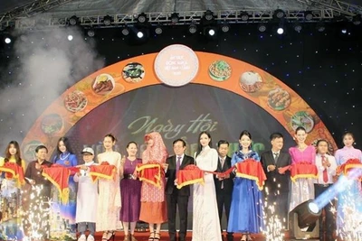 Đại diện bộ, ngành và Ban Tổ chức thực hiện nghi thức khai mạc Ngày hội Văn hóa, Ẩm thực Đông Nam Á - Việt Nam lần thứ nhất, năm 2023. (Ảnh: TTXVN)