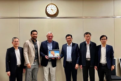 Đoàn công tác của thành phố Đà Nẵng làm việc với Asian Tour. (Ảnh: Quang Cường)