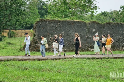 Đoàn khách quốc tế tham quan Đại nội Huế tháng 4/2023. (Ảnh: T.LINH)