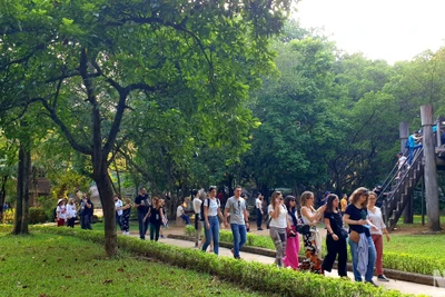 Du khách tham quan Bảo tàng Dân tộc học. (Ảnh: T.LINH)