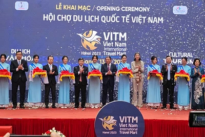 Các đại biểu cắt băng khai mạc Hội chợ Du lịch quốc tế - VITM Hà Nội 2023. (Ảnh: Ban tổ chức) 