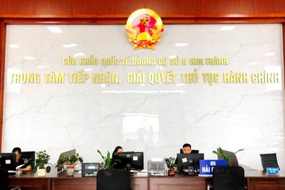 Sáng 7/6, Lào Cai chính thức vận hành Trung tâm tiếp nhận, giải quyết thủ tục hành chính tại Cửa khẩu đường bộ Kim Thành, nhằm rút ngắn thời gian, chi phí thông quan xuất, nhập khẩu hàng hóa tại đây. (Ảnh: QUỐC HỒNG)