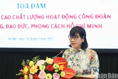 Đồng chí Vũ Thị Mai Lan, Phó Chủ tịch Thường trực Công đoàn Bộ Tài nguyên và Môi trường trình bày tham luận tại tọa đàm. (Ảnh: THÀNH ĐẠT)