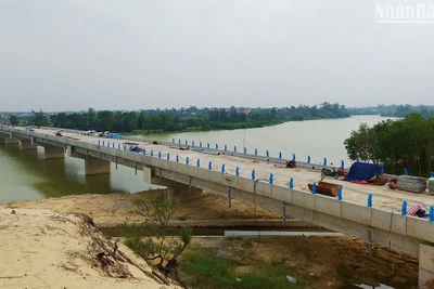 Cầu sông Dinh trên tuyến đường ven biển Quảng Bình được thi công vượt tiến độ nhưng dự án đang “tắc” do chưa giải phóng được mặt bằng.