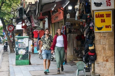 Du khách nước ngoài rảo bước trên phố Hàng Đào, Hà Nội. (Ảnh: NHẬT QUANG)