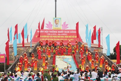 Một tiết mục biểu diễn tại Lễ Thượng cờ “Thống nhất non sông”.