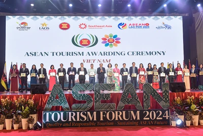 Bộ trưởng Nguyễn Văn Hùng trao Giải thưởng Du lịch ASEAN 2024 cho các địa phương, đơn vị của Việt Nam. (Ảnh: Cục Du lịch Quốc gia Việt Nam)