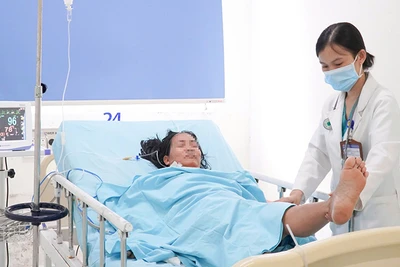 Bệnh viện Đa khoa Trung ương Quảng Nam cấp cứu cho bệnh nhân ăn cá nóc bị ngộ độc.