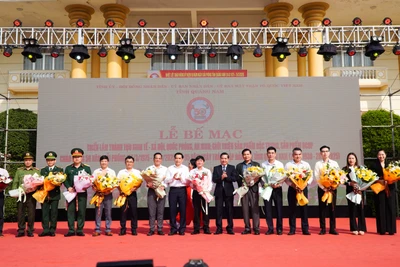 Lãnh đạo tỉnh Quảng Nam tặng hoa cho các sở, ngành, đơn vị tham gia triển lãm.