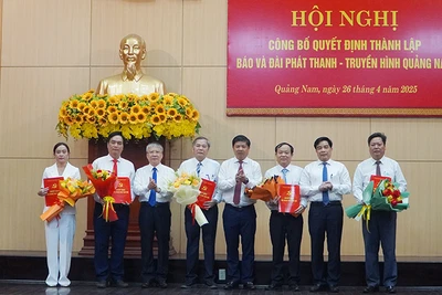 Lãnh đạo tỉnh Quảng Nam trao quyết định cho các đồng chí lãnh đạo Báo và Đài Phát thanh-Truyền hình Quảng Nam.