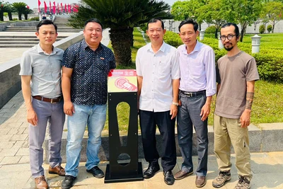 Lắp đặt bảng gắn chip NFC (công nghệ kết nối không dây) thành công tại Quần thể Tượng đài Mẹ Việt Nam anh hùng.