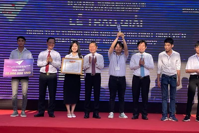 Đại diện lãnh đạo Bộ Lao động-Thương binh và Xã hội trao giải cho các đội đoạt giải tại cuộc thi Startup Kite 2022.