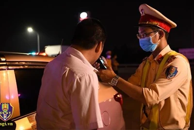 Lực lượng cảnh sát giao thông tăng cường kiểm tra vi phạm nồng độ cồn. (Ảnh: Cục Cảnh sát giao thông)