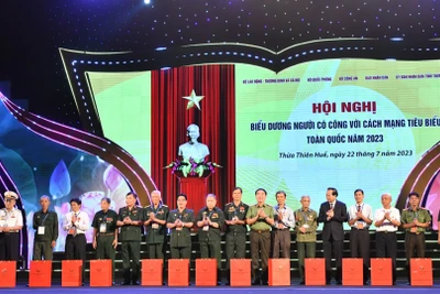 Tặng quà người có công tại Hội nghị biểu dương người có công với cách mạng tiêu biểu toàn quốc năm 2023, Thừa Thiên Huế, ngày 22/7/2023. (Ảnh: ĐĂNG KHOA)