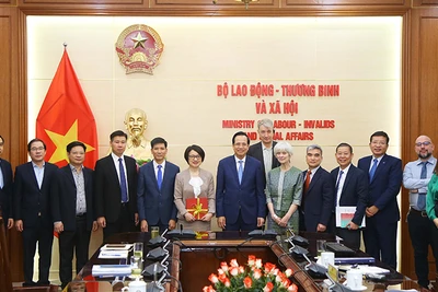 Các đại biểu chụp ảnh lưu niệm. (Ảnh: Molisa)