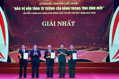 Đại tướng Phan Văn Giang, đồng chí Nguyễn Xuân Thắng trao giải cho các tác giả đạt giải Nhất cuộc thi viết “Bảo vệ nền tảng tư tưởng của Đảng trong tình hình mới”, tháng 4/2023. (Ảnh: ĐÔNG HÀ)