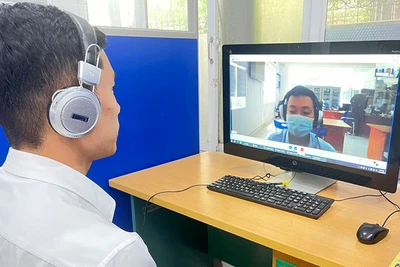 Phỏng vấn người lao động trực tuyến tại Sàn giao dịch việc làm Hà Nội. (Ảnh: HCES)