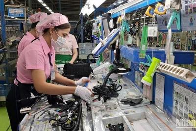 Lao động tại Công ty TNHH Yazaki EDS Việt Nam ở Bình Dương. (Ảnh: Trịnh Bình)