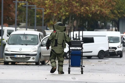 Một chuyên gia xử lý bom làm việc tại hiện trường sau vụ đánh bom ở Ankara, Thổ Nhĩ Kỳ ngày 1/10/2023. (Ảnh: Reuters)