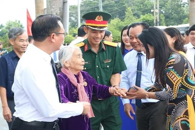 Lãnh đạo huyện Bù Đăng, tỉnh Bình Phước thăm, tặng quà cho Mẹ Việt Nam Anh hùng Trần Thị Bảy nhân dịp kỷ niệm 75 năm Ngày Thương binh-Liệt sĩ. (Ảnh: Nhất Sơn)