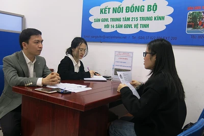 Phỏng vấn ứng viên tại phiên giao dịch việc làm tại Trung tâm Dịch vụ việc làm Hà Nội. (Ảnh: Ngân Anh)