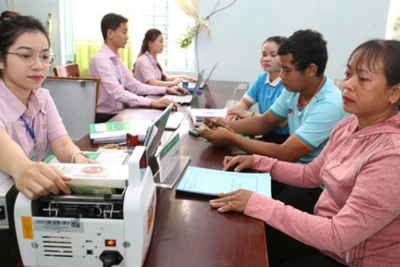 Ngân hàng Chính sách xã hội huyện Khánh Vĩnh giải ngân vốn cho các hộ dân trong xã Giang Ly. (Ảnh; VIỆT HẢI)