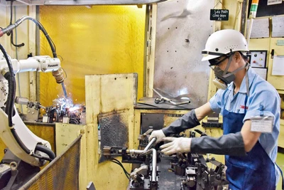 Sản xuất linh kiện phụ tùng xe máy tại Nhà máy của Công ty Yamaha Motor Việt Nam ở huyện Sóc Sơn. (Ảnh ĐĂNG DUY)