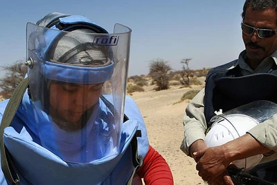 Hai cán bộ rà phá bom mìn đang làm việc. (Ảnh: UN)