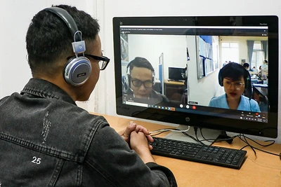 Lao động tham gia phỏng vấn trực tuyến tại phiên giao dịch việc làm. (Ảnh: Nhật Quang)