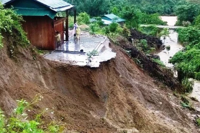 [Video] Cảnh báo lũ quét, sạt lở đất tại Sơn La, Hà Tĩnh, mưa lớn tại Hà Nội