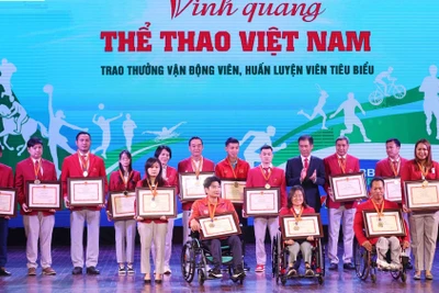 Lễ trao thưởng các huấn luyện viên, vận động viên xuất sắc. (Ảnh: Ban Tổ chức)